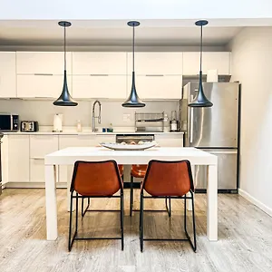 Spacious 2br Unit In An Outstanding Location Los Angeles